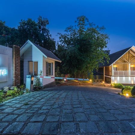 Trivers Resort Мунар Екстериор снимка