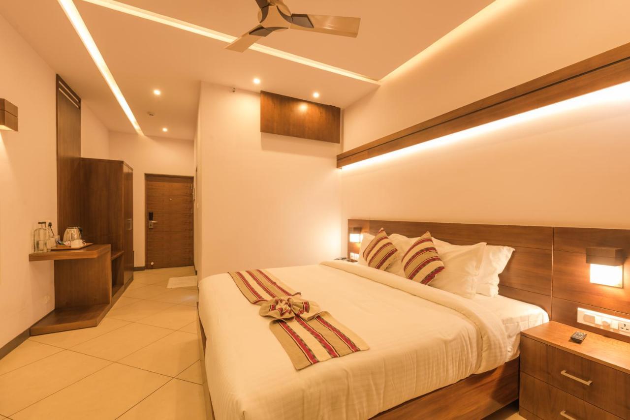 Trivers Resort Мунар Екстериор снимка