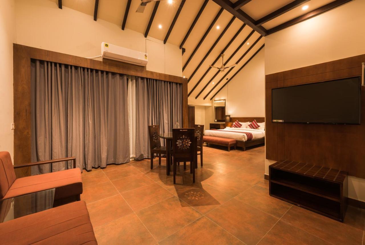 Trivers Resort Мунар Екстериор снимка