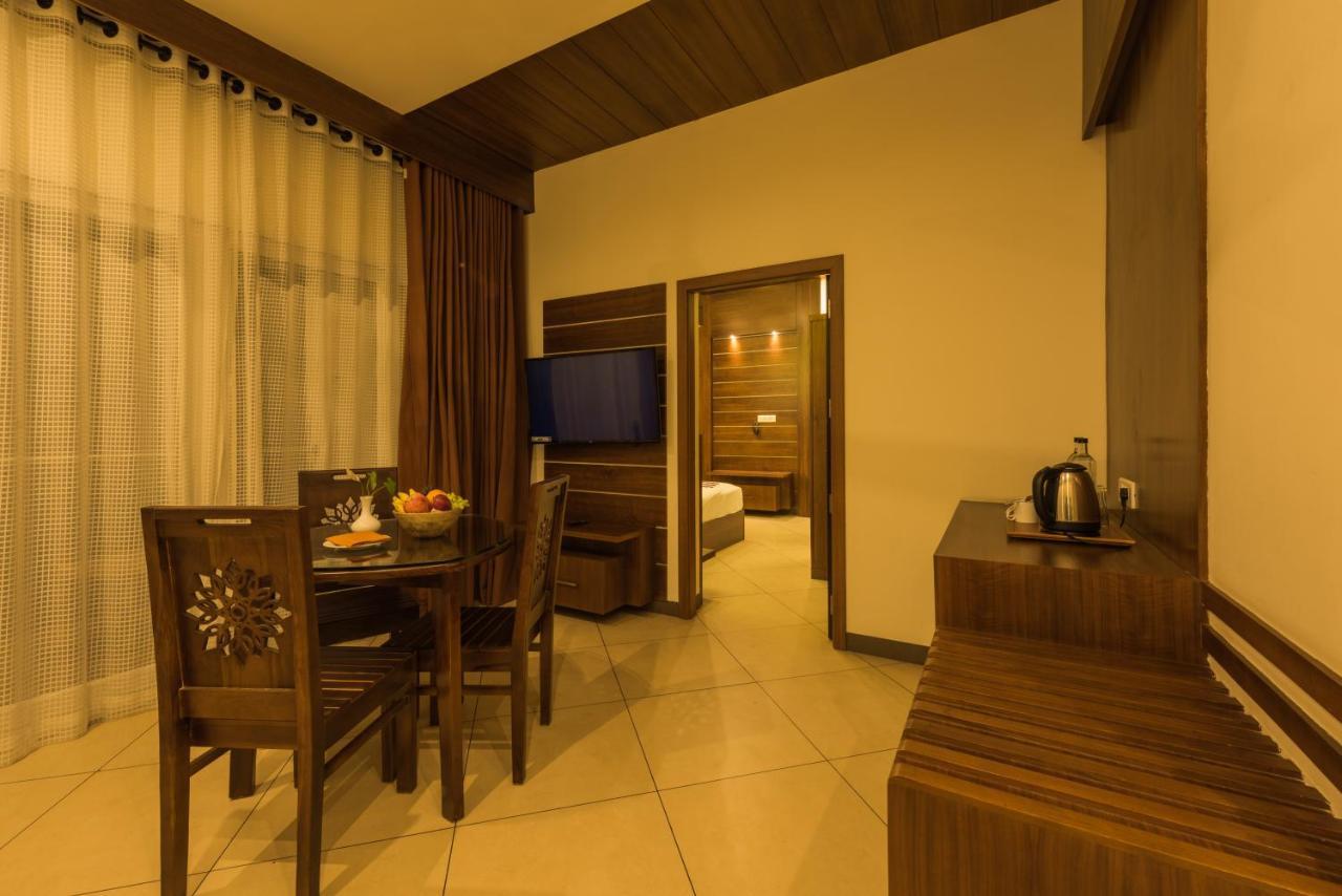 Trivers Resort Мунар Екстериор снимка