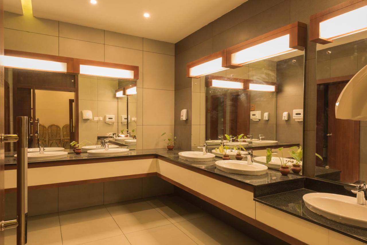 Trivers Resort Мунар Екстериор снимка