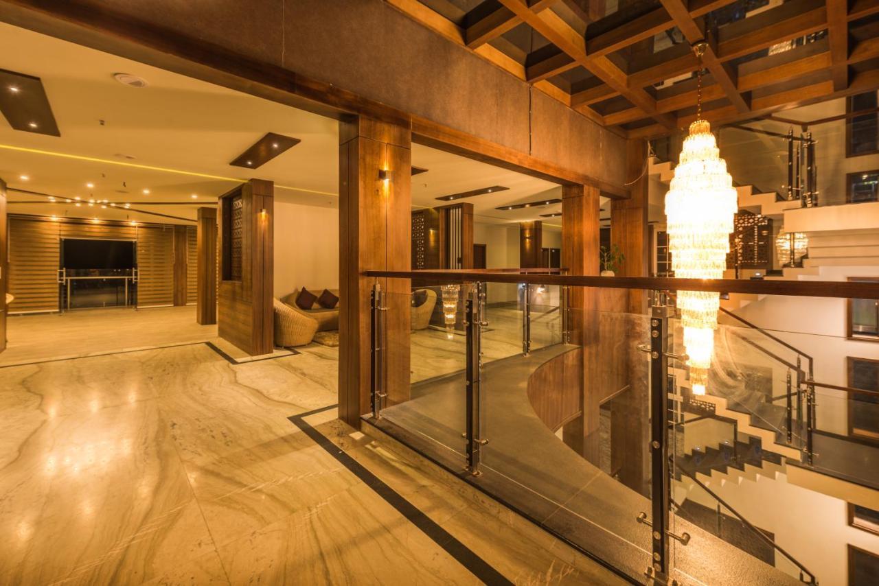 Trivers Resort Мунар Екстериор снимка