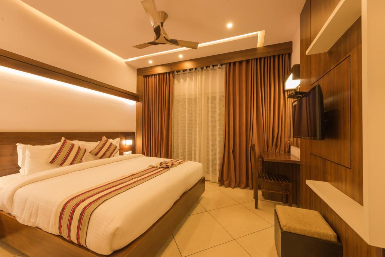 Trivers Resort Мунар Екстериор снимка