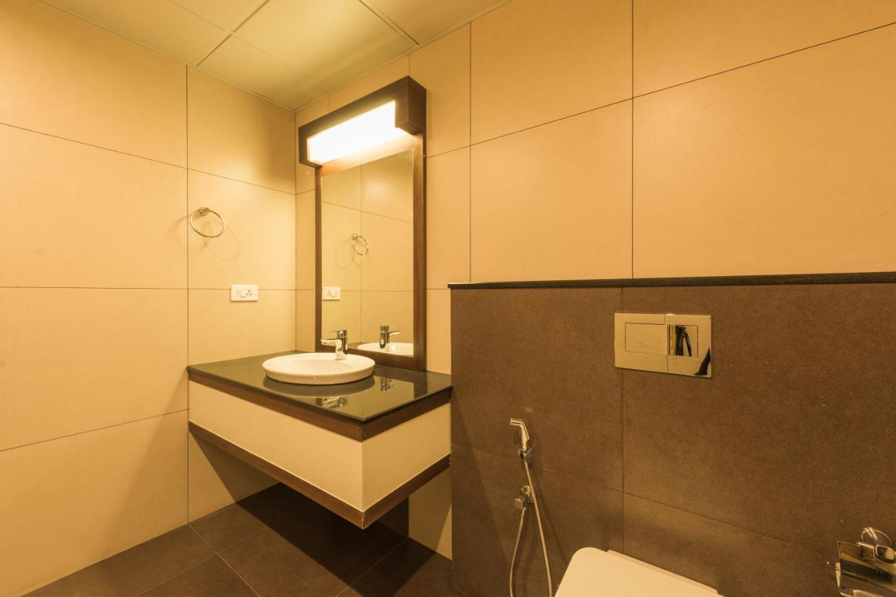 Trivers Resort Мунар Екстериор снимка